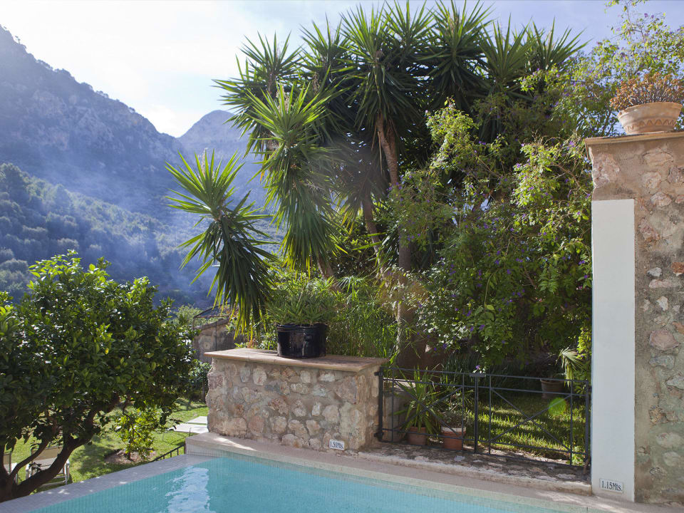 Piscina y vistas a la montaña Fornalutx Petit Hotel