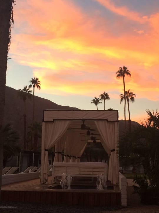 Cabanas bei der Poolanlage bei Sonnenuntergang L'Horizon Resort & Spa - Adults only