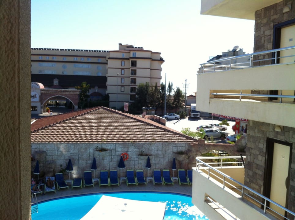 Ausblick aus der 2. Etage über den Pool La Vita's Hotel
