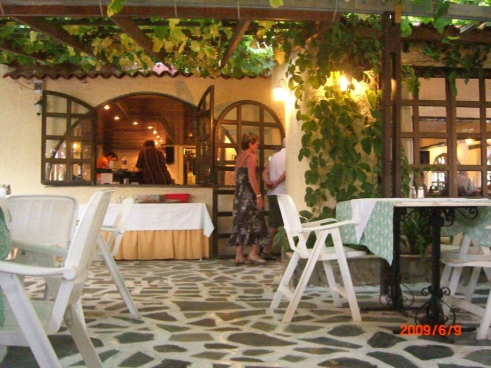 Essen unter einem Weindach HARPIN Happy Days Beach Hotel