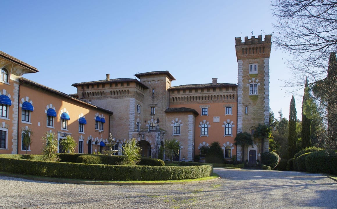 Vorderansicht mit Zufahrt Castello Di Spessa Resort