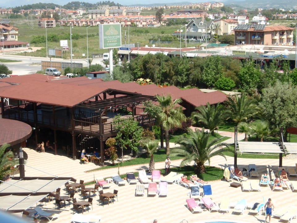 Grosser Liegebereich am Pool mit einer Bar  Hotel Sultan of Side