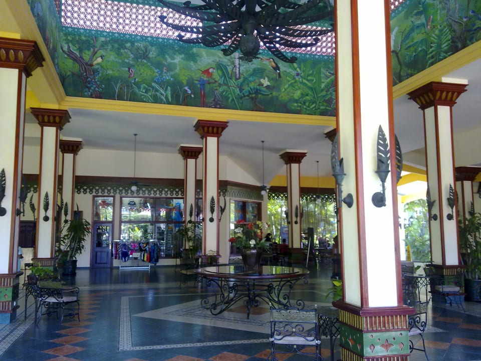 Sehr schön das Farbenspiel, einfach freundlich. Senator Puerto Plata Hotel