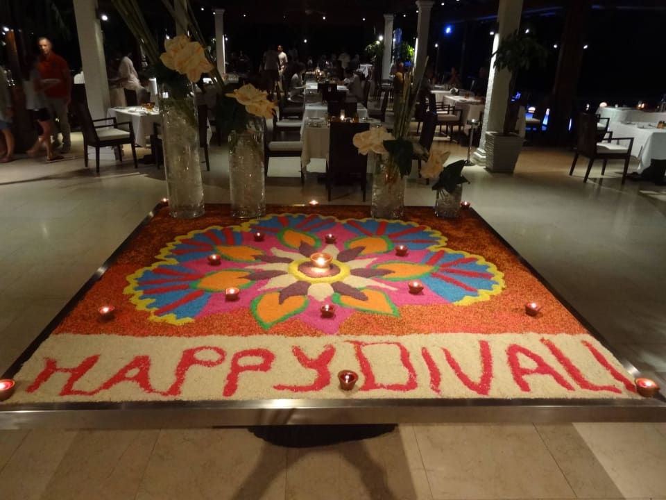 Mit Reis dekorierter Restauranteingang zu Divali LUX Le Morne