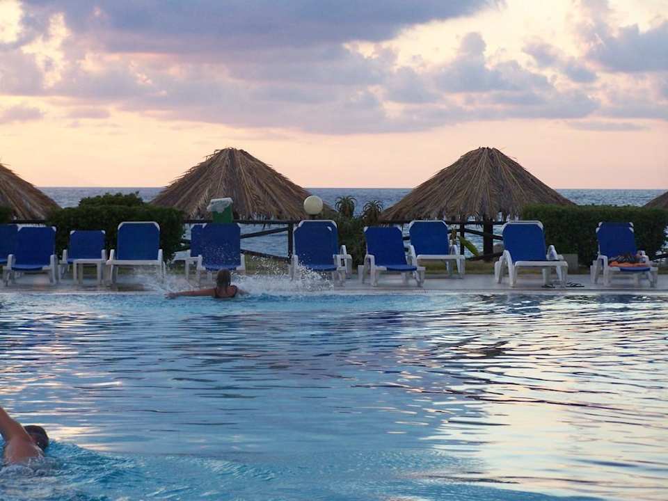 Geräumiger Pool Villaggio Torre Ruffa Robinson