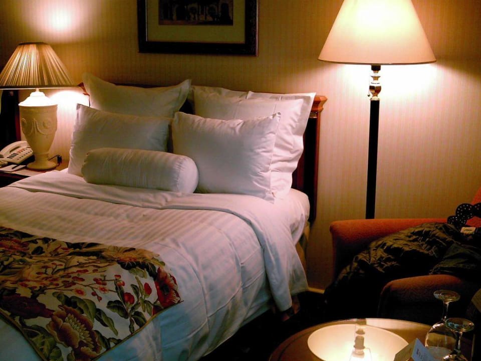 Bett mit Beistelltisch Leipzig Marriott Hotel
