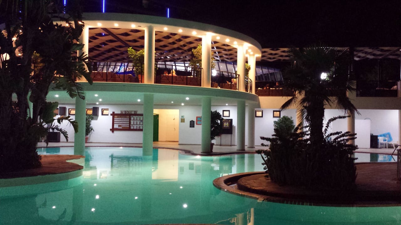 Pool bei Nacht Hotel Calypso Beach