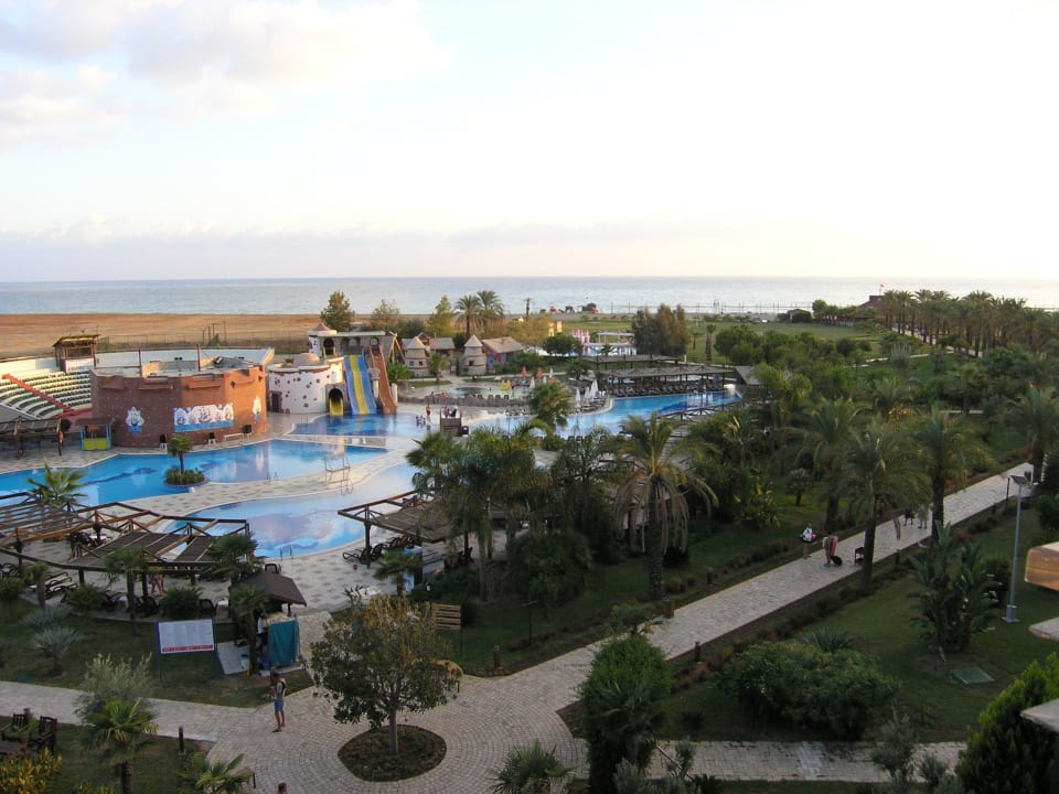 Vom Balkon auf den Aktivpool und Theater Calimera Serra Palace