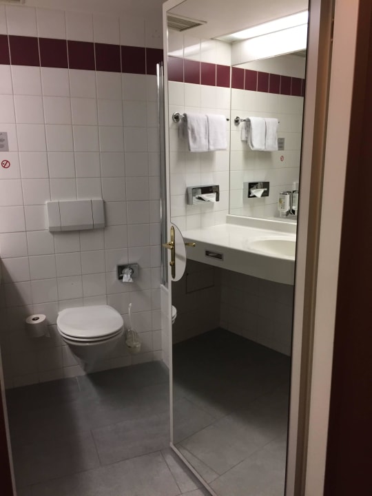 Badezimmer mit großem Türspiegel ARCOTEL Wimberger