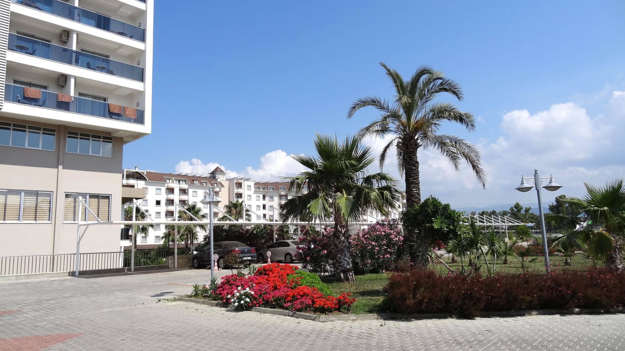 Blick Richtung Poolanlage Hotel Royal Garden Beach