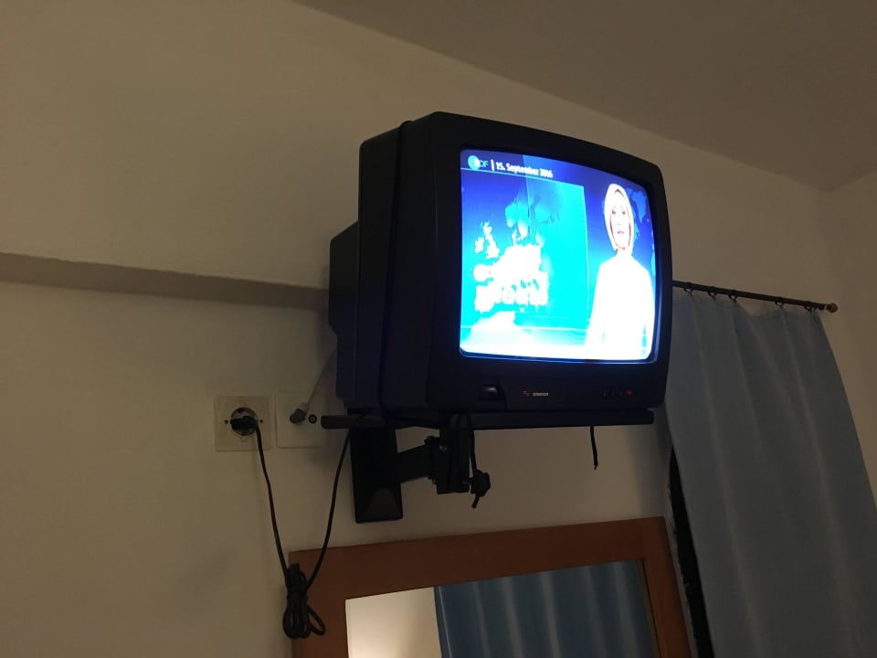 Veralteter Fernseher mit zu leisem Ton. Hotel Horizon Beach