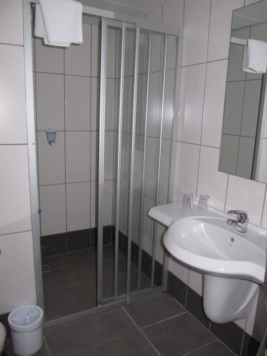 Bad mit Dsche, Waschbecken und WC AQI Pegasos World