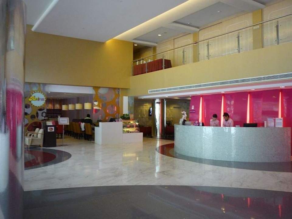Lobby Hotel Re! @ Pearl's Hill