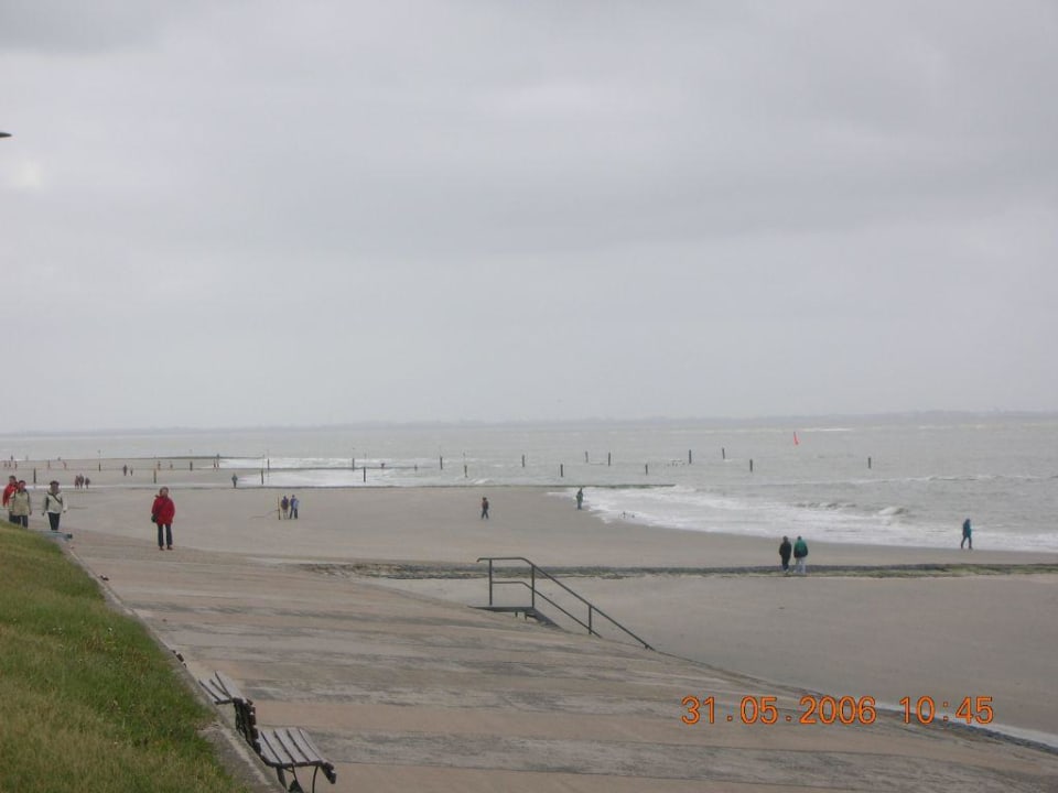 Direkt gegenüber, über den Deich am Meer Hotel Am Damenpfad mit Haus Seeblick