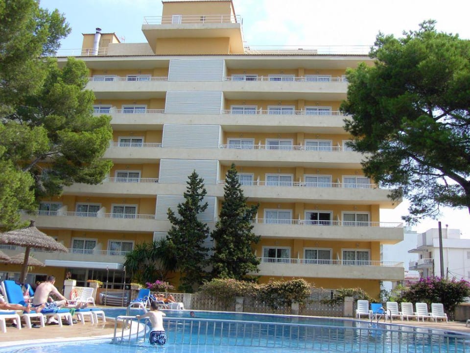 Aussenansicht des Hotels vom Pool aus Grupotel Montecarlo