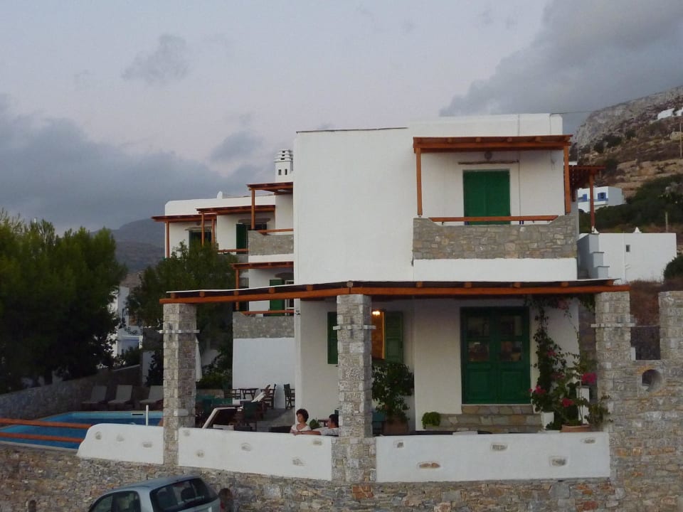 Frontalansicht mit Pool links Hotel Yperia