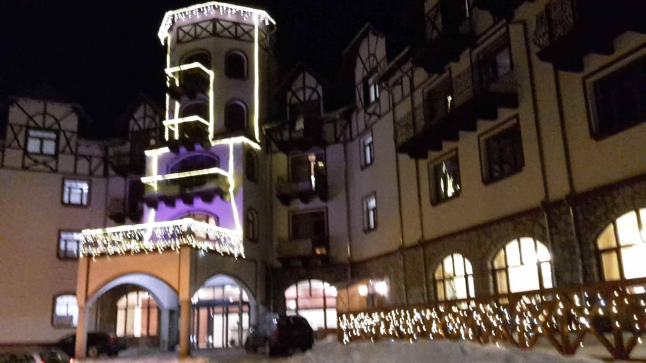 Beleuchteter Eingang Hotel Buczyński Medical & Spa