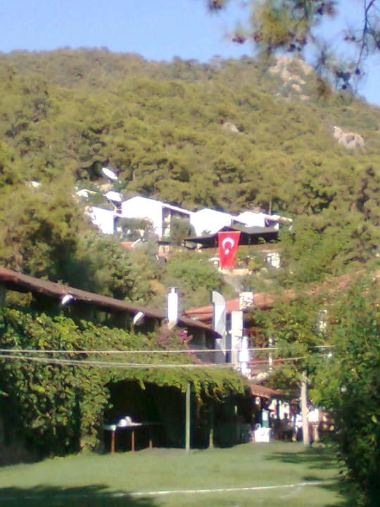 Frühstücksterrasse (oben, mit Fahne) Snackbar/unten Hotel Meri