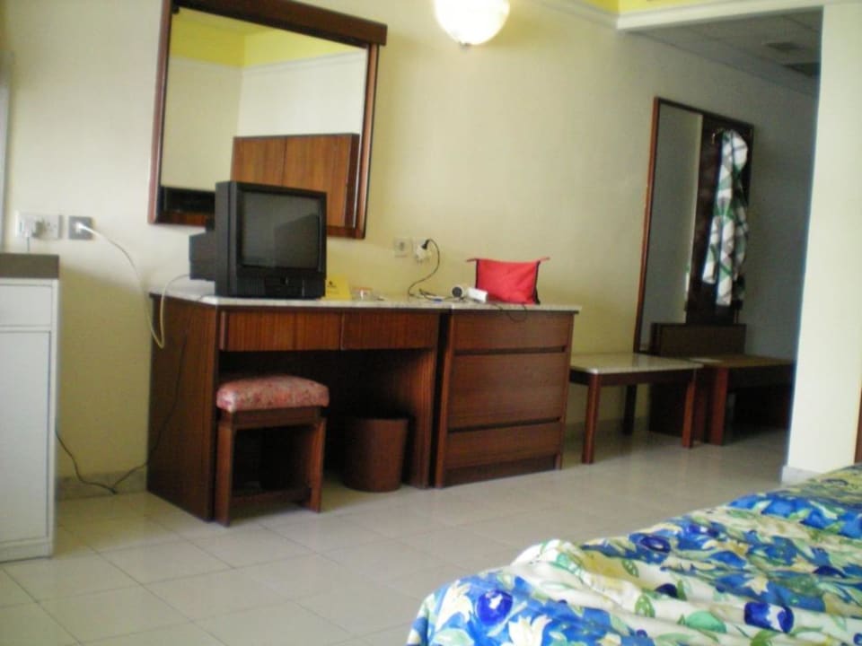 Zimmer (Siteboard mit Fernseh) Topaz Hotel