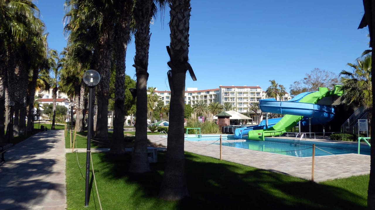 Weg zum Hauphaus Arum Barut Collection