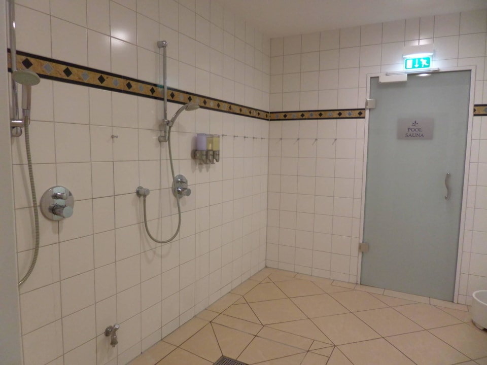 Duschbereich im Spa Hotel Palace Berlin