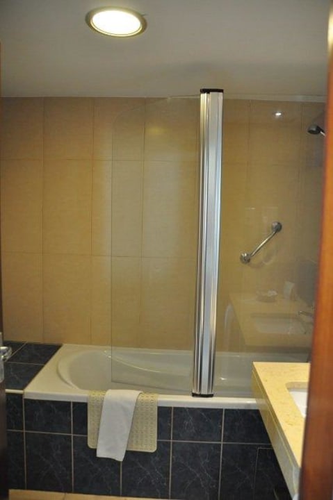 Bad mit gemischten Kacheln Hotel Rocamar