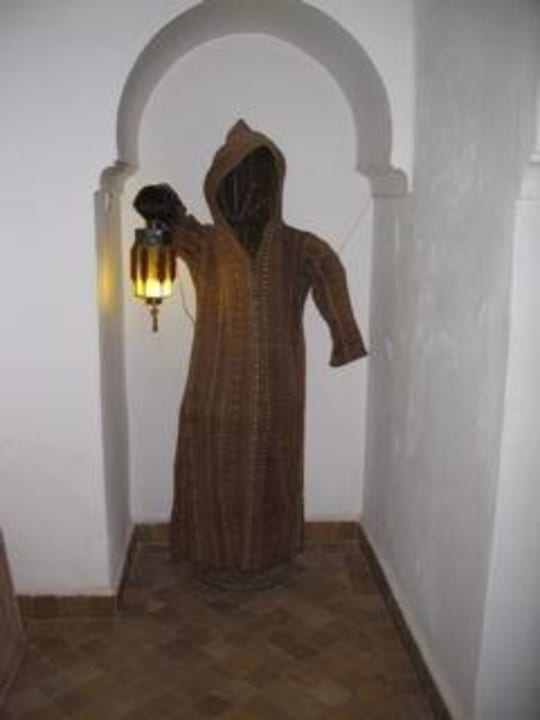 Witzige Figur ohne "Körper" im Hotelgang Hotel Riad Ifoulki