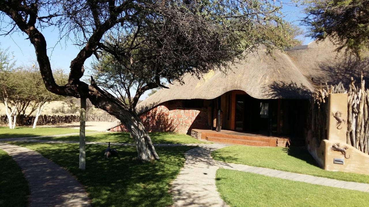 Außenansicht vom Eingangsbereich des Haupthauses Hotel Okonjima The Villa