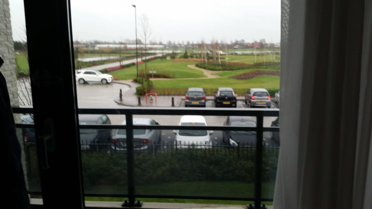 Blick aus dem Fenster (balkon und parkplatz/garten Van der Valk Hotel A4 Schiphol