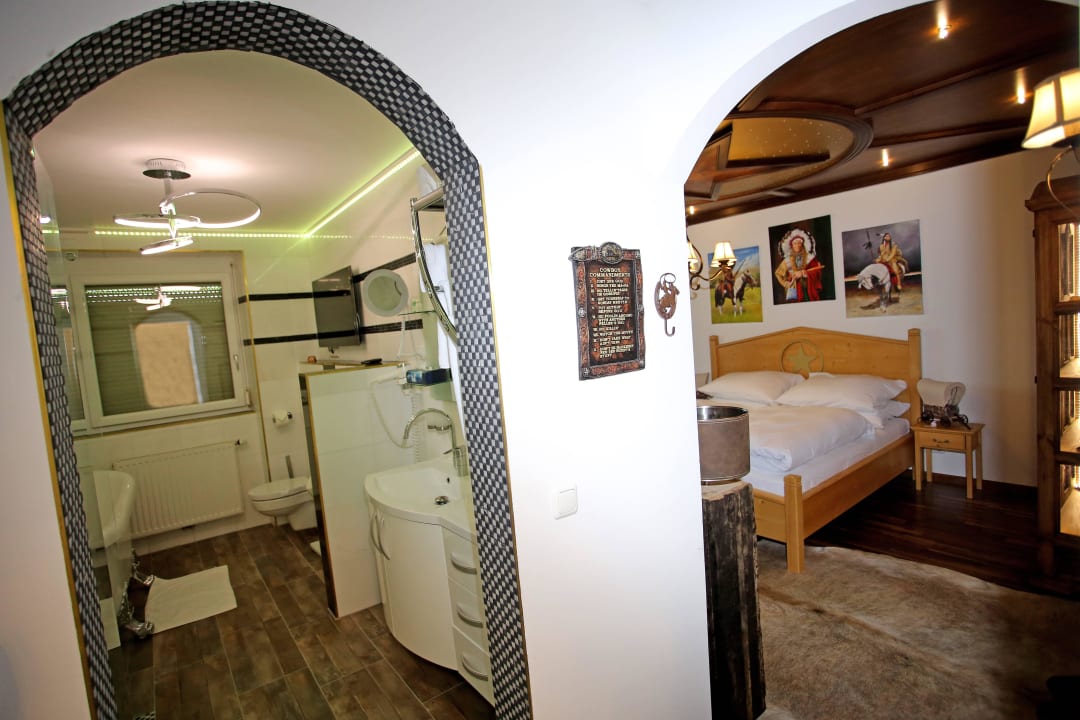 Westernzimmer mit Bad Hotel Höckner Plaza