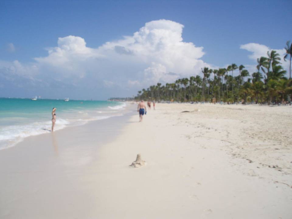 Weitläufiger Sandstrand direkt am Hotel Hotel Riu Bambu