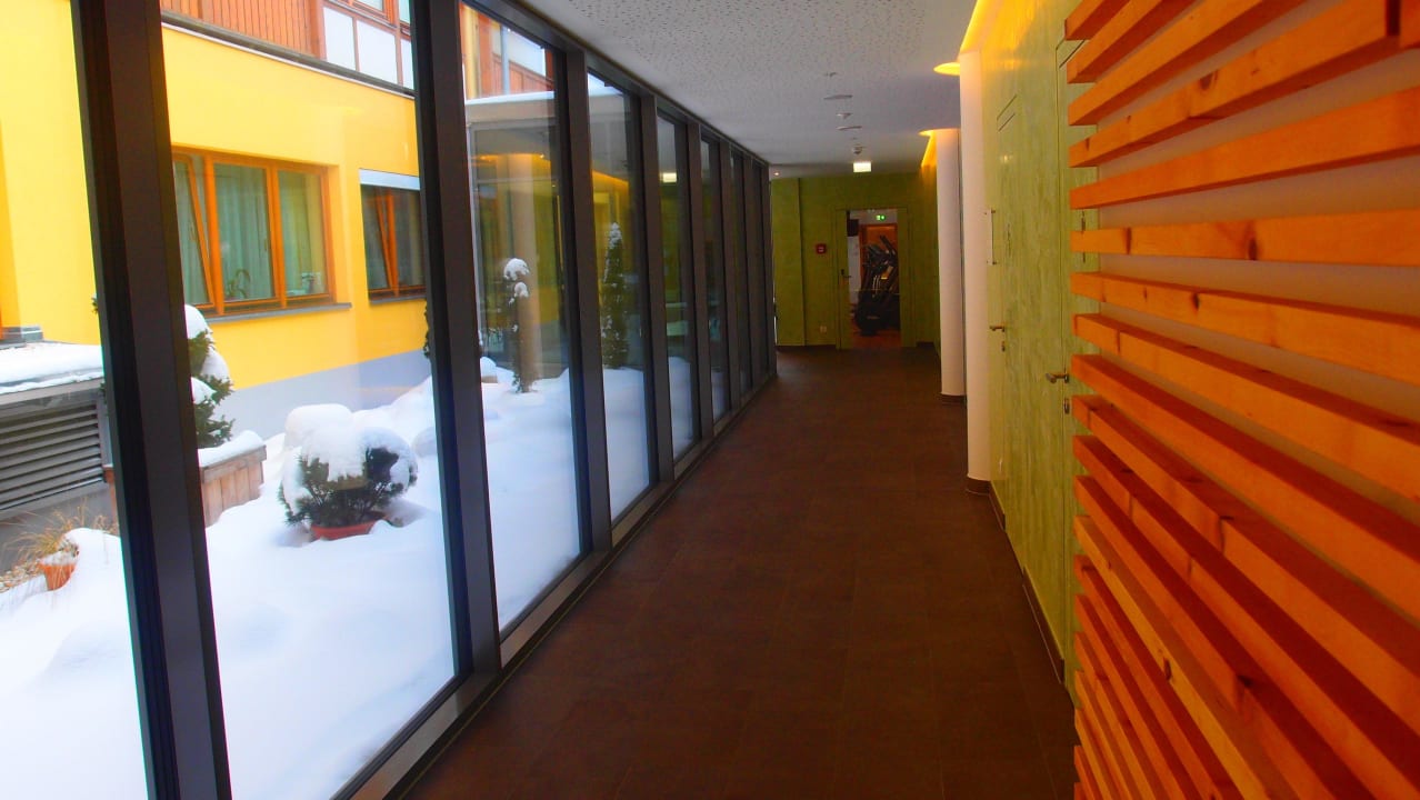 Gang zum Wellnessbereich und Fittnessraum Dorfhotel Fasching