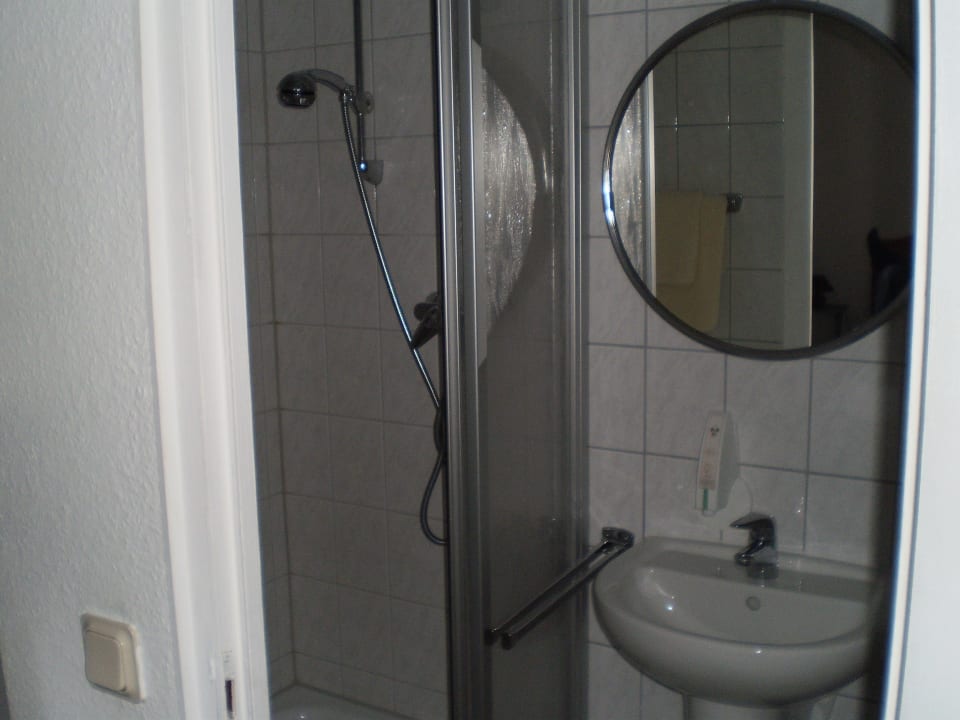 Dusche mit Waschbecken Hotel Skandinavia