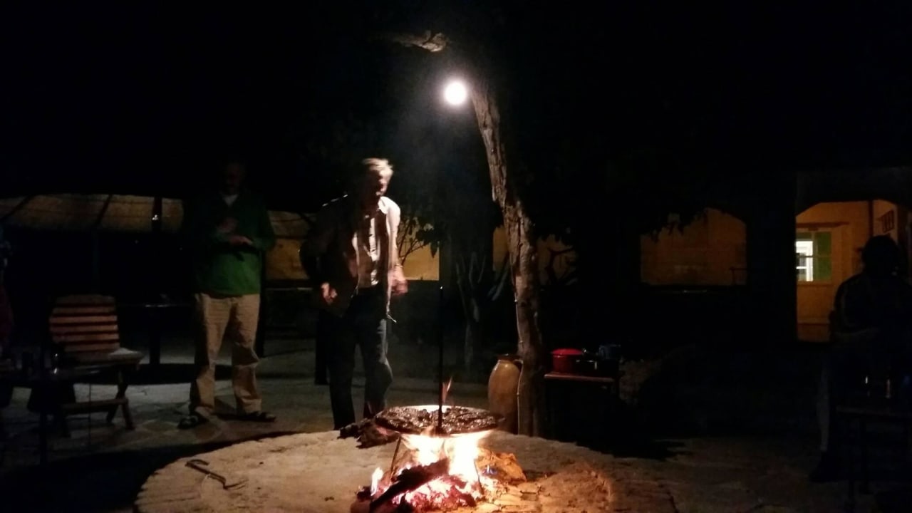 Herr Sibold (Besitzer) beim abendlichen Grillen Onduruquea Guestfarm