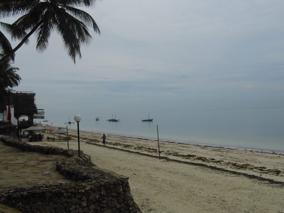 Blick von der Mauer zur Disco "Il Covo" Hotel Kenya Bay Beach