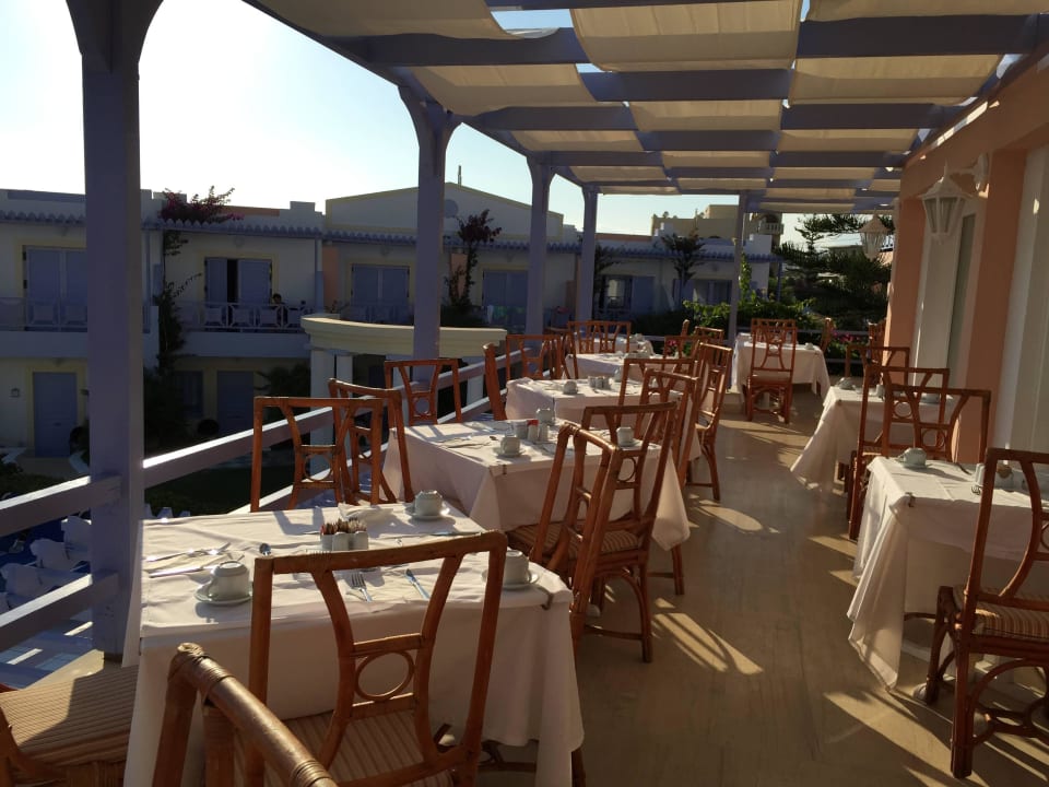 Restaurant aussen mit Pool und Meersicht Hotel Serita Beach