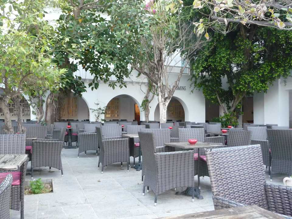 Treffpunkt am Abend vor der Jasminbar The Orangers Beach Resort and Bungalows