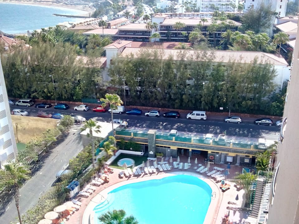 Pool und Straße allsun Hotel Lucana