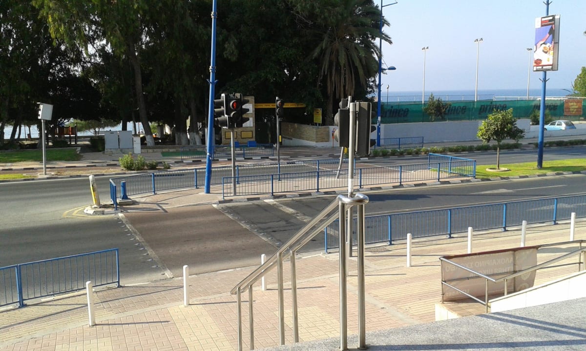 Дорога от отеля к пляжу Hotel Arsinoe