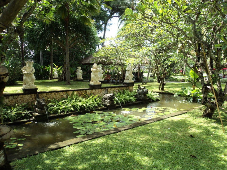 Sehr gepflegte Gartenanlage Segara Village Hotel