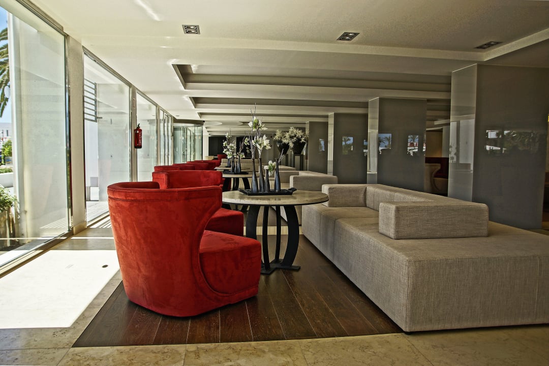 Sitzecken in der Lobby allsun Hotel Bahia del Este