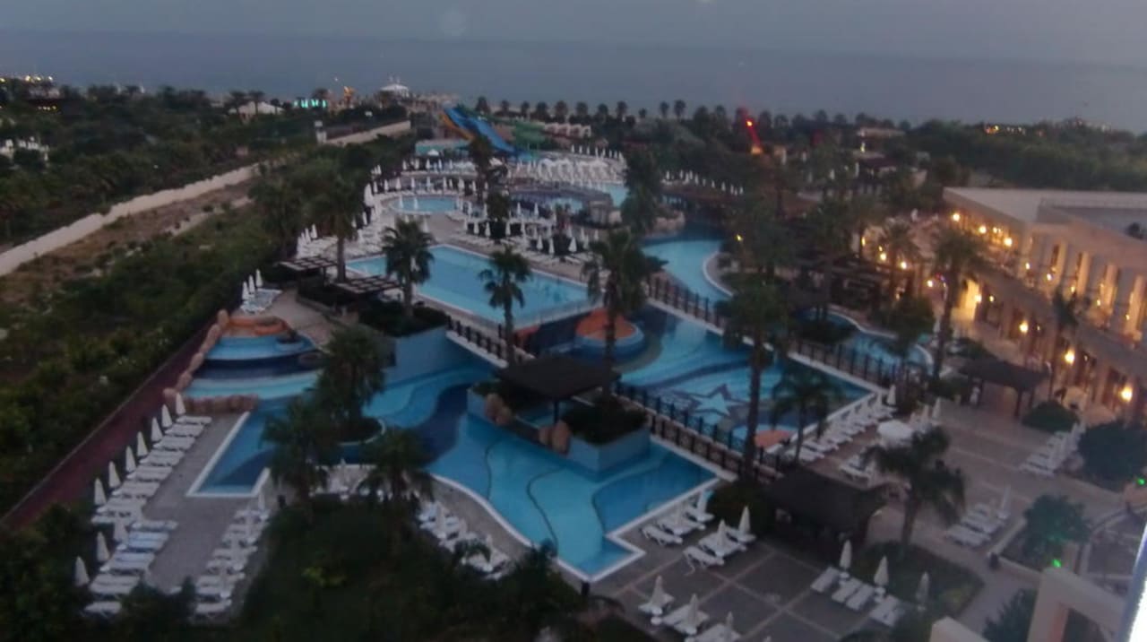 Poollandschaft von oben Fame Residence Lara & Spa