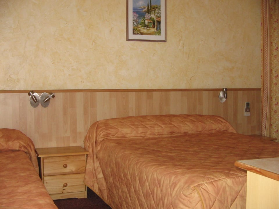 Chambre avec un lit double et un lit simple Hotel Atoll