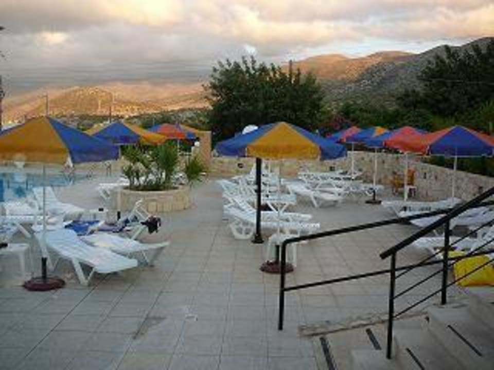 Basen i lezaki przy hotelu Hotel Heliotrope