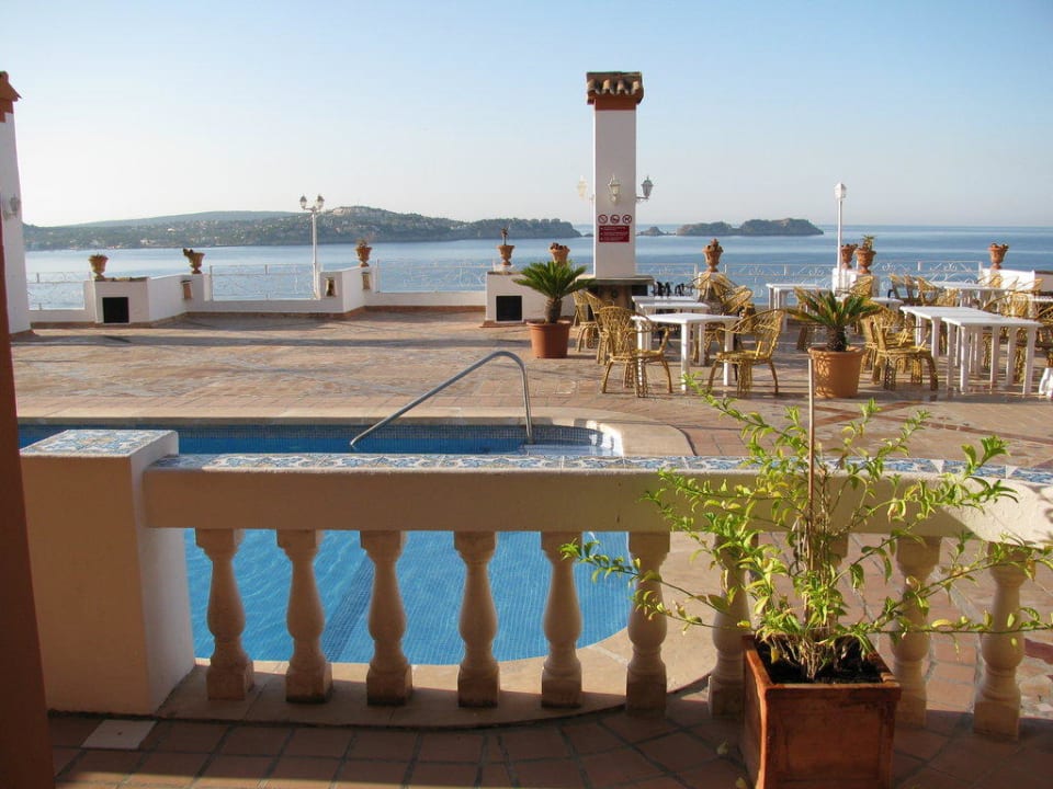 Blick vom Frühstücksraum auf die Poolterrasse Hotel Aldea Cala Fornells 2