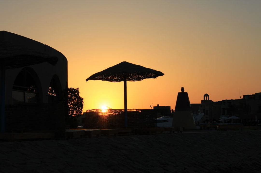 Pool/Strand im Sonnenuntergang Hotel Three Corners Ocean View prestige - Adults only