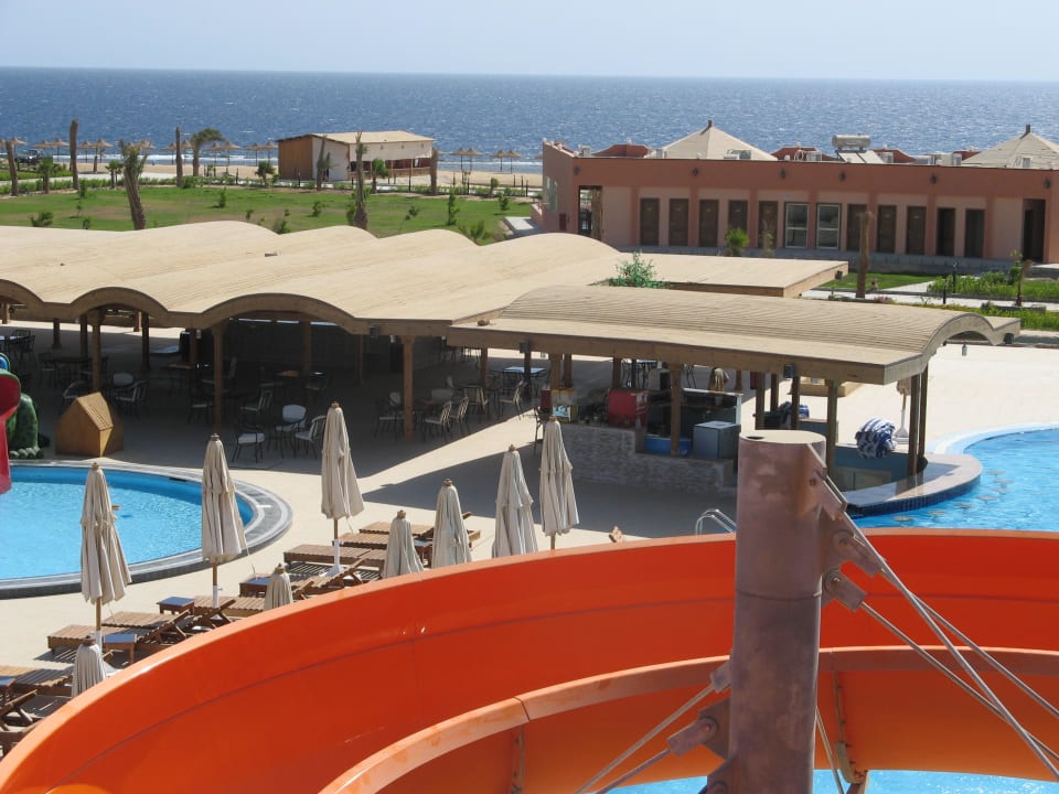 Blick von der Wasserrutsche es gibt 3 Rutschen  Three Corners Happy Life Beach Resort