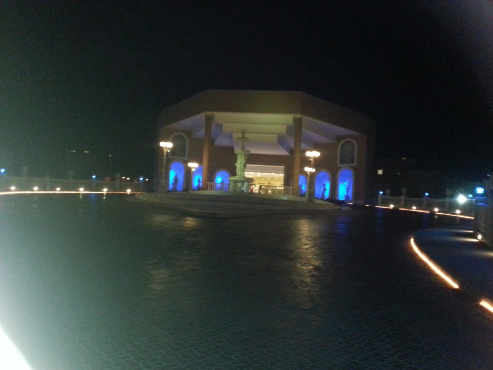 Schöner Ausblick bei Nacht Hotel Titanic Palace
