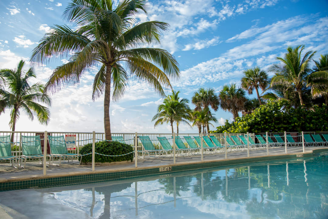 Pool DoubleTree by Hilton Ocean Point Resort & Spa- North Miami Beach / Sunny Isles Beach