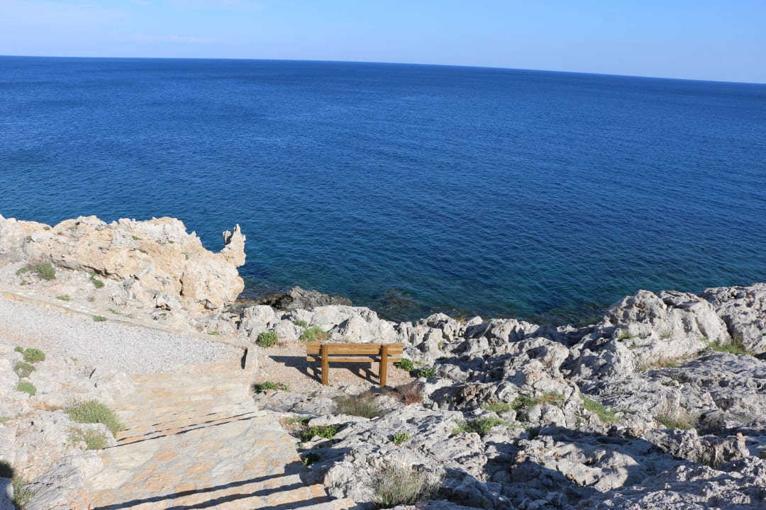 Weg mit Bllick aufs offene Meer Hotel Kalithea Horizon Royal